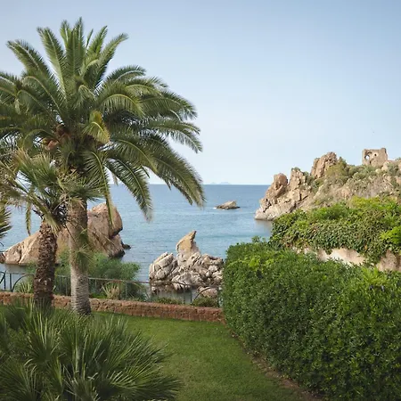 Faraglioni Fronte Villa Cefalù