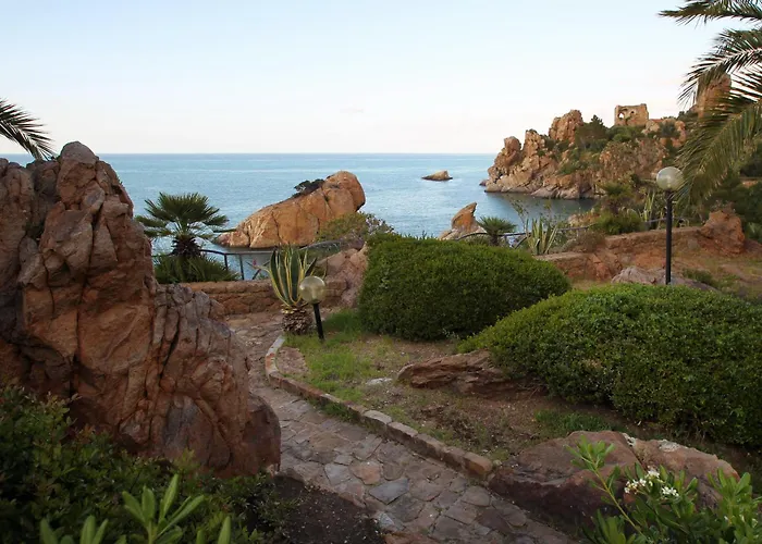 Faraglioni Fronte * Cefalù