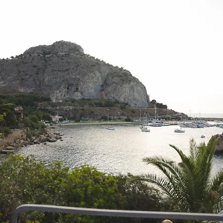 Faraglioni Fronte * Cefalù